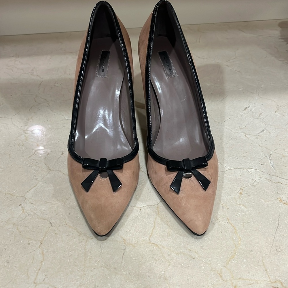 Gorgeous Alexa pumps